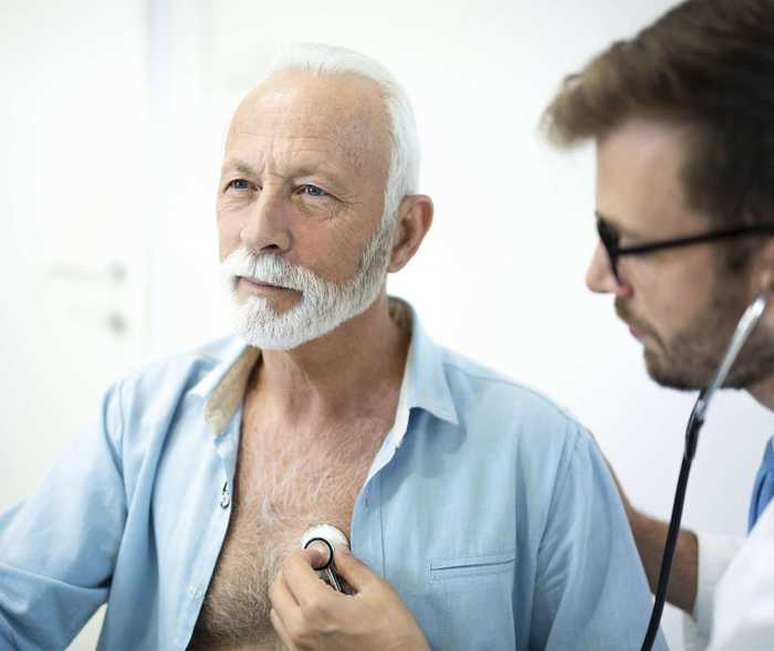 Arzt hört Patienten ab