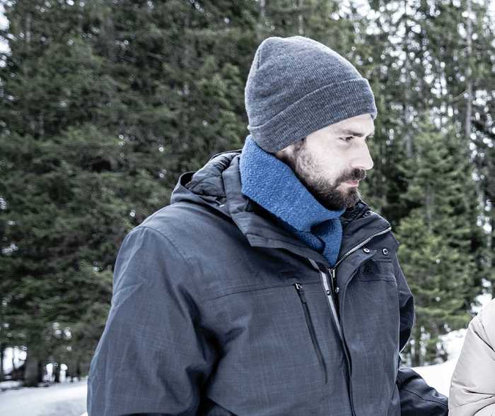 Asthmapatient Sam in Winterkleidung draußen im Wald