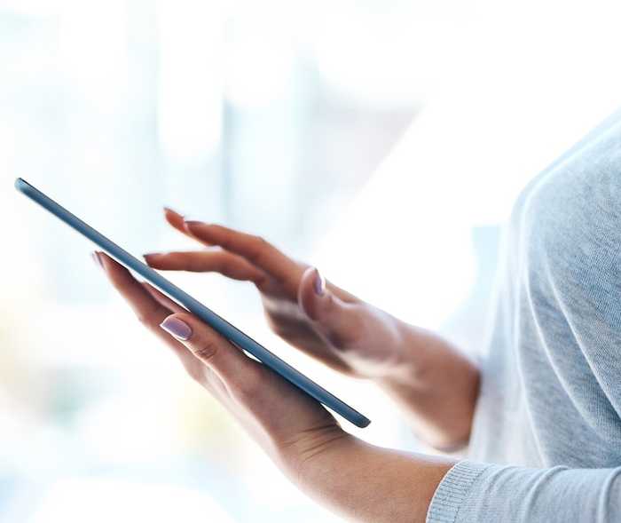 Eine Frau benutzt ein Tablet