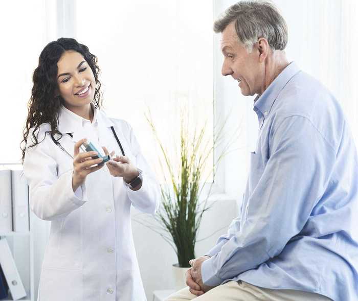 Ärztin und Patient in einem Beratungsgespräch