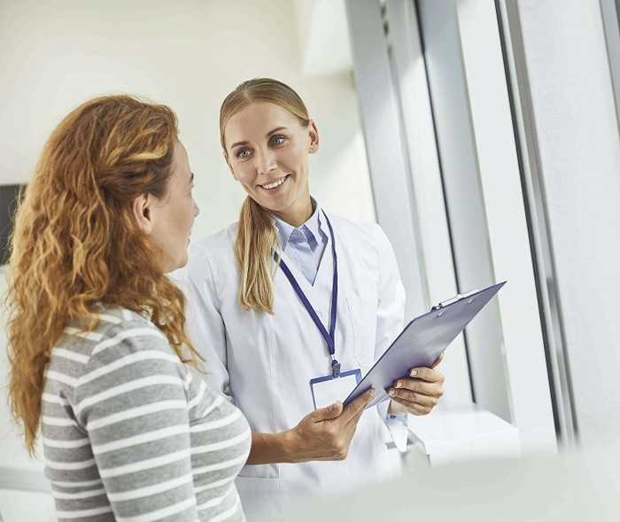 Ärztin spricht mit Patientin Ärztin spricht mit Patientin