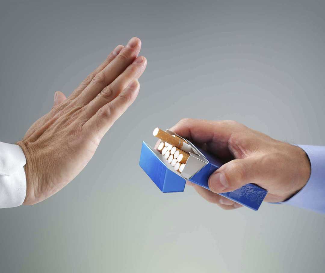 Eine Hand lehnt Zigarettenschachtel ab