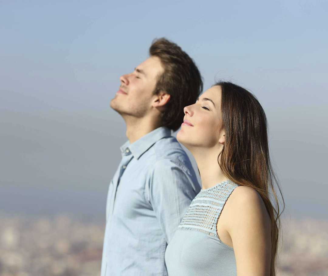 Junge Menschen atmen entspannt ein