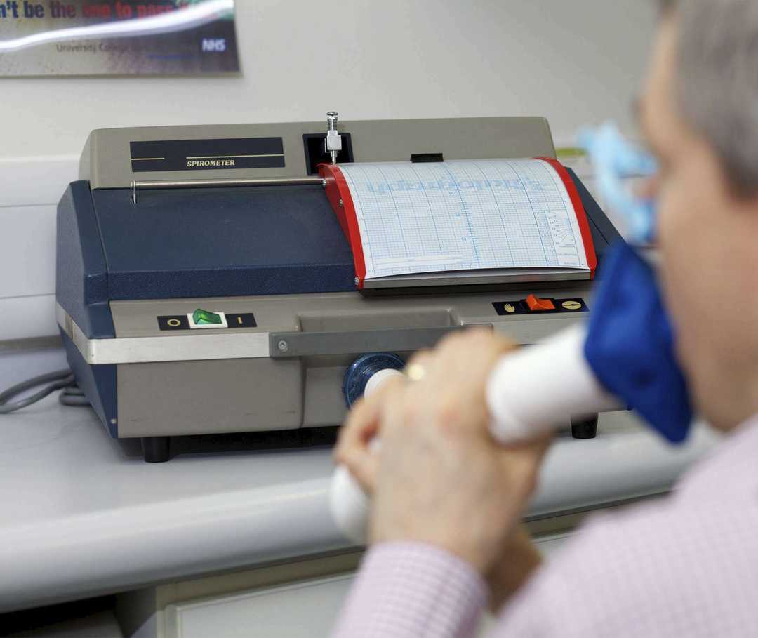 Mann benutzt Testgerät