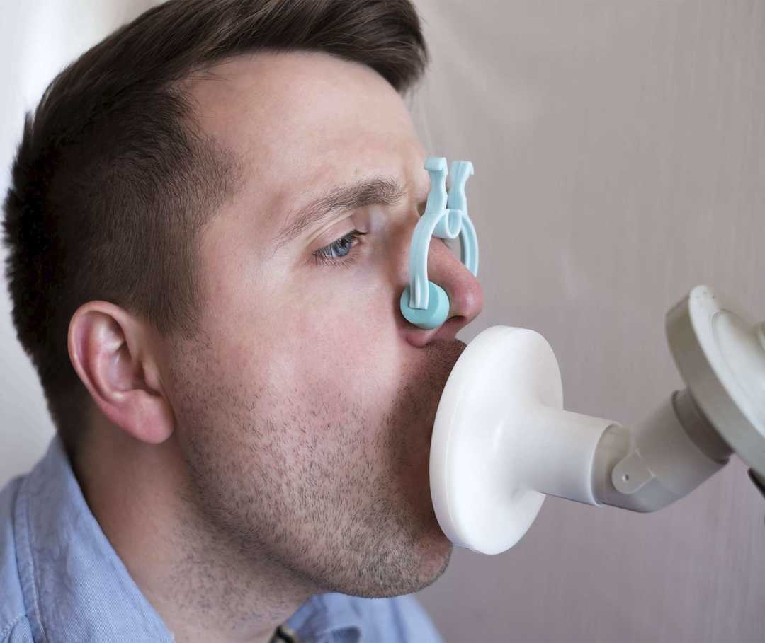 Mann mach Lungenfunktionstest