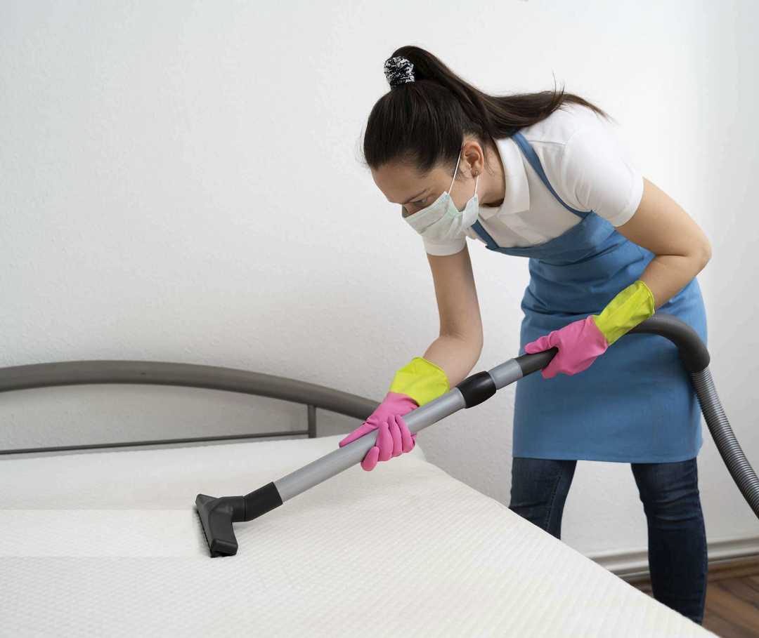 Ursachen, Frau staubsaugt das Bett Frau staubsaugt das Bett