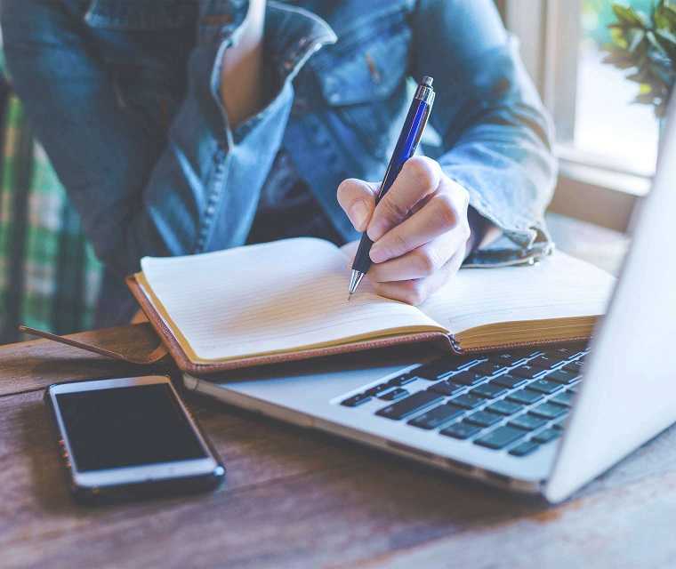 Person benutzt Notizbuch