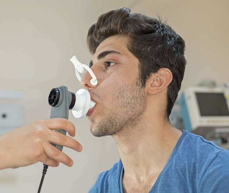 Mann macht Lungentest