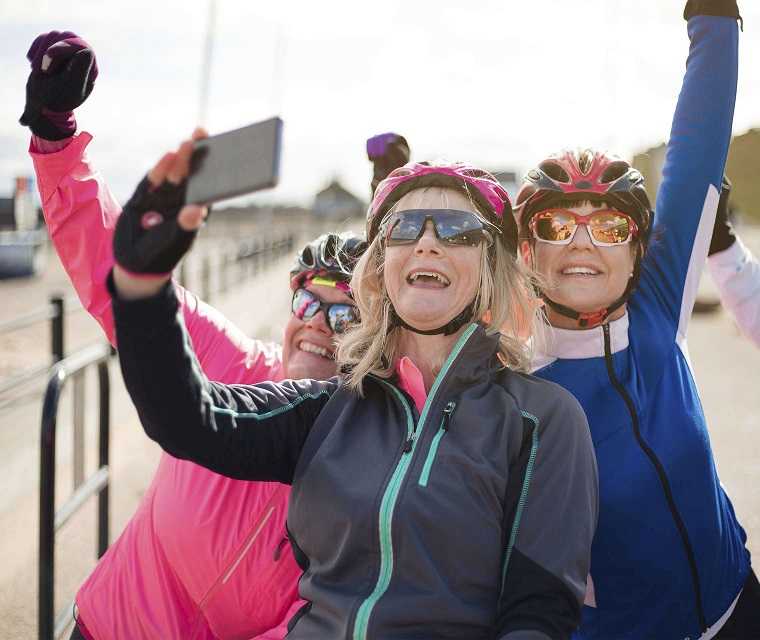 Radfahrerinnen jubeln