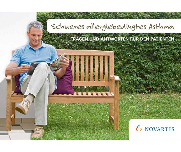 Mann auf sitzt auf Bank und liest