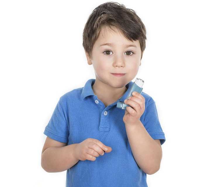 Junge mit Asthmaspray