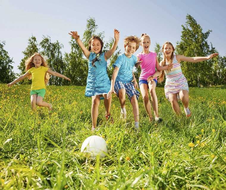 Eine Gruppe Kinder spielt Fußball