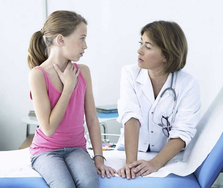 Mädchen spricht mit Ärztin