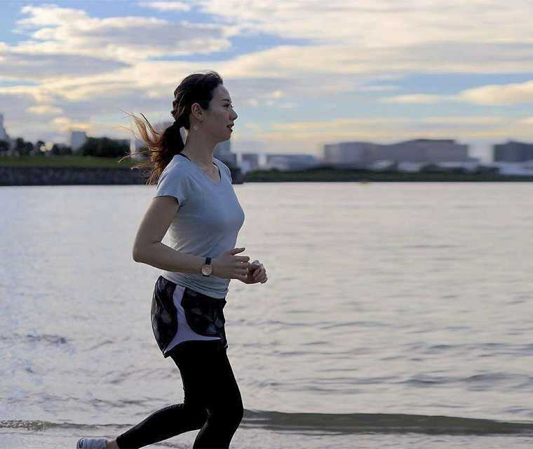 Junge Frau beim Joggen am Wasser
