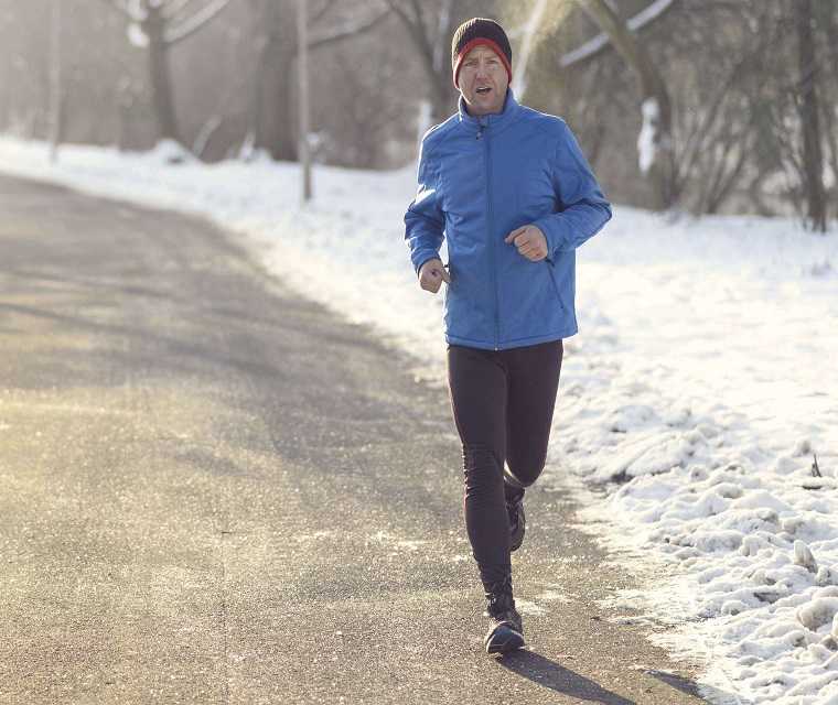 Mann joggt im Winter