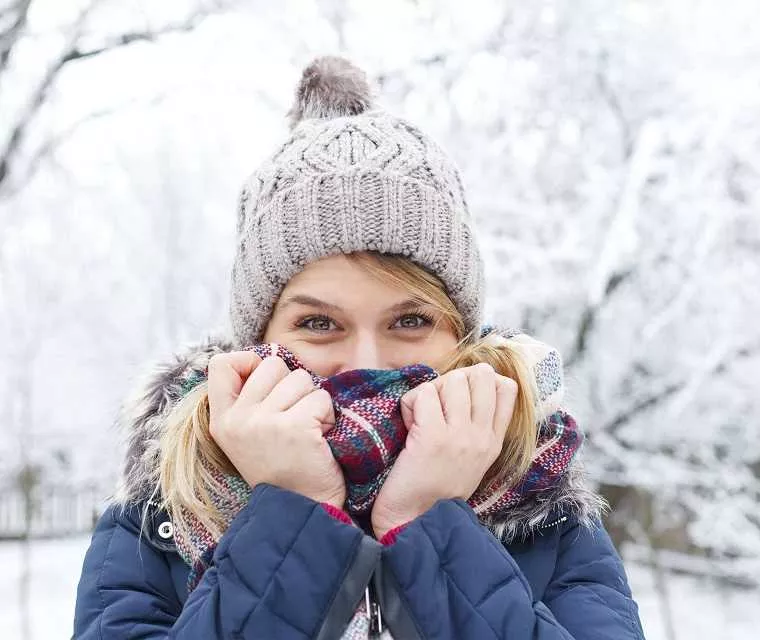 Frau mit Mütze und Schal